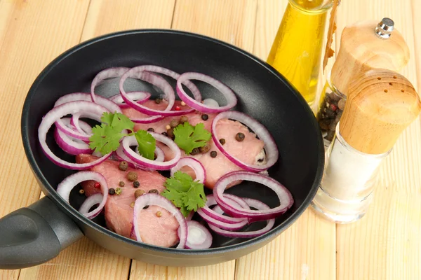 Куски свинины с луком, специи и растительное масло, обжаренное на сковороде — стоковое фото