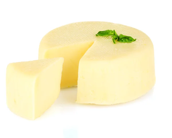 Szeletelt mozzarella sajt, elszigetelt fehér zöld bazsalikommal — Stock Fotó