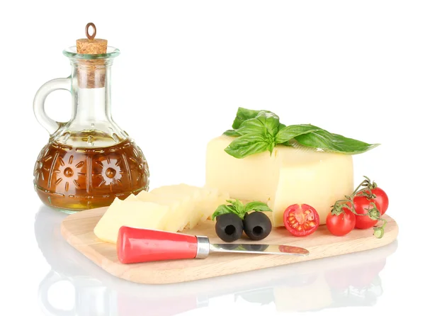 Mozzarella kaas gesneden met groenten geïsoleerd op wit — Stockfoto