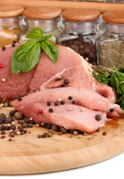 Ein großes Stück Schweinefleisch mariniert mit Kräutern und Gewürzen in Nahaufnahme — Stockfoto