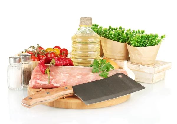 Složení syrového masa, zeleniny a koření, izolované na bílém — Stock fotografie