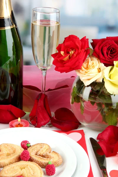 Mesa de ajuste en honor del Día de San Valentín en el fondo de la habitación —  Fotos de Stock