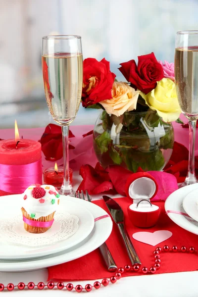 Mise en table en l'honneur de la Saint-Valentin sur fond de chambre — Photo