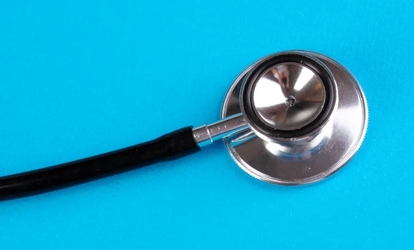 Stethoskop Nahaufnahme auf blauem Hintergrund — Stockfoto