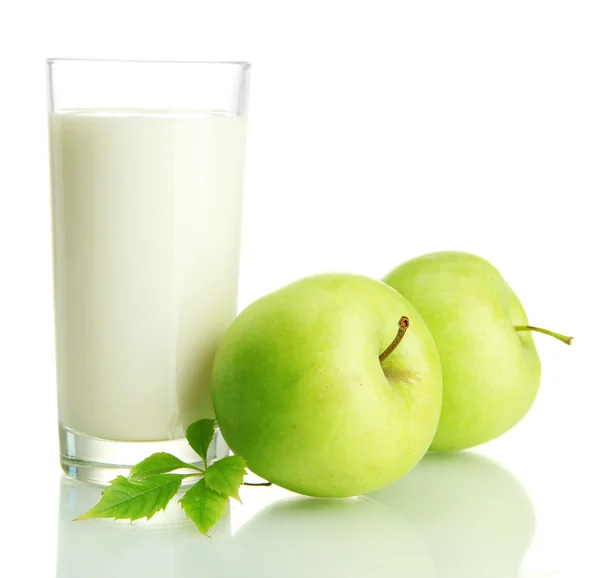 Glas Kefir und grüne Äpfel, isoliert auf weiß — Stockfoto