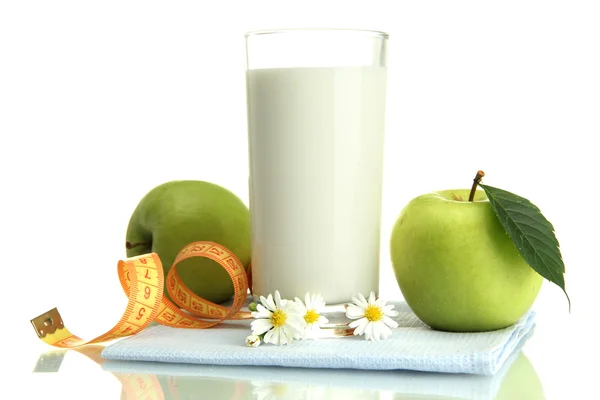 Glas van kefir, groene appels en meetlint geïsoleerd op wit — Stockfoto