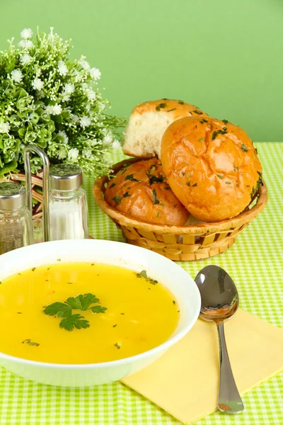 녹색 배경에 녹색 식탁보에 흰색 접시에 향기로운 수프 닫기- — 스톡 사진