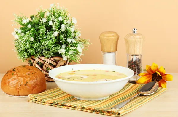 Sopa fragante en plato blanco en la mesa sobre fondo beige de cerca — Foto de Stock