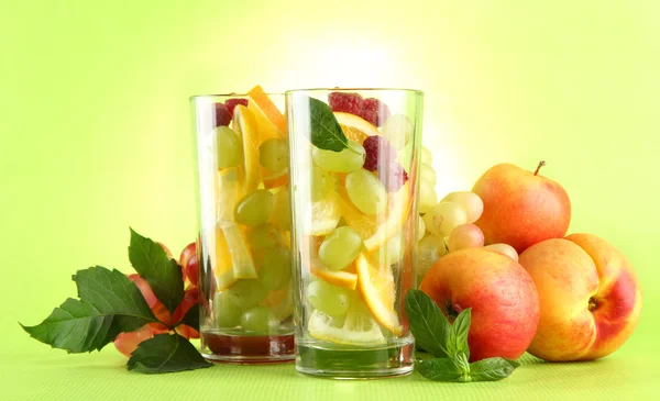 Transparente Gläser mit Zitrusfrüchten, auf grauem Hintergrund — Stockfoto