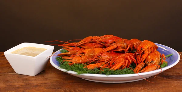 Lagostins cozidos saborosos com funcho na mesa no fundo marrom — Fotografia de Stock