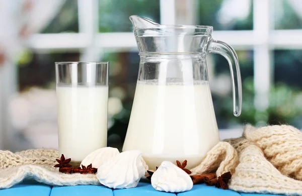 Jarro e copo de leite com merengues em malhas de pescoço de tripulação — Fotografia de Stock