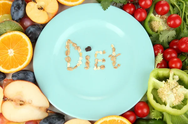 Синяя тарелка в окружении здорового питания диеты крупным планом — стоковое фото