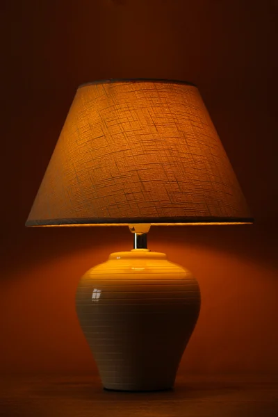 Lâmpada de mesa no fundo marrom — Fotografia de Stock