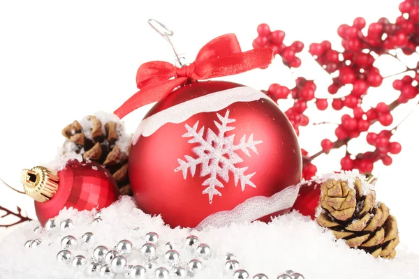 Hermosas bolas brillantes de Navidad en la nieve, aislado en blanco — Foto de Stock