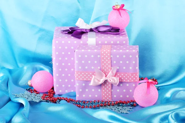 Красиво фіолетовий в горіхах подарунки з рожевими різдвяними кульками — стокове фото