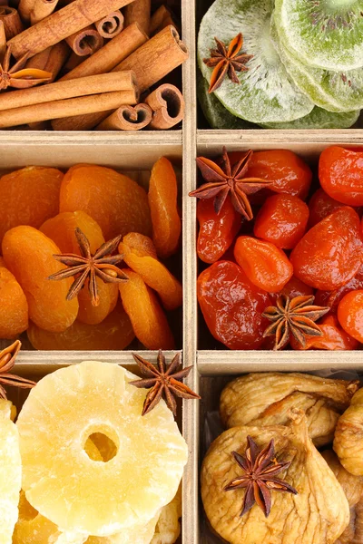Frutas secas e canela com estrelas de anis em close-up caixa — Fotografia de Stock