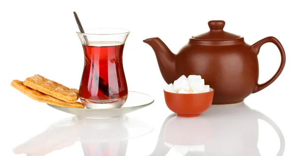 Verre de thé turc et bouilloire isolé sur blanc — Photo
