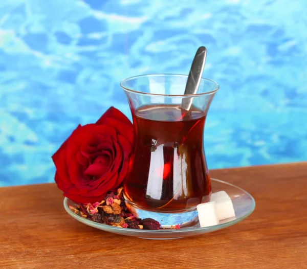 Стакан турецкого чая на цветном фоне — стоковое фото