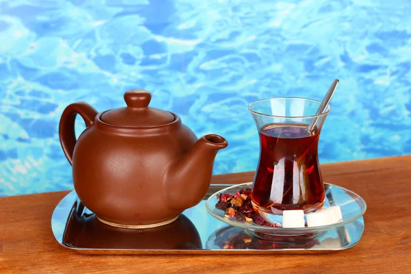 トルコのお茶やカラーの背景上のやかんのガラス — ストック写真
