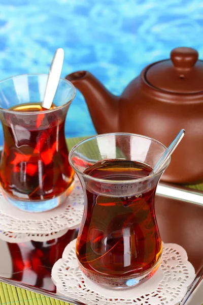 Türk çayı ve renkli arka plan üzerinde su ısıtıcısı — Stok fotoğraf