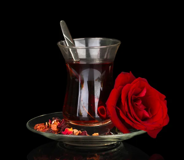 Vidro de chá turco isolado em preto — Fotografia de Stock