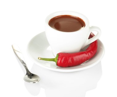 Beyaz fincan sıcak çikolata ve beyaz izole biber ile