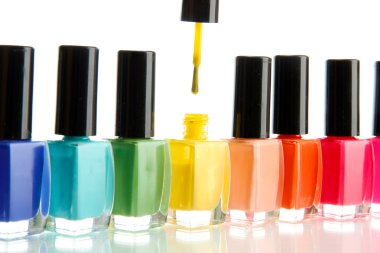 Beyaz üzerine izole edilmiş parlak oje grupları