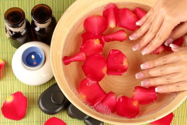 Kadın elleri için spa tedavisi, yakın çekim.