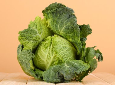 taze savoy lahana bej renkli arka plan üzerinde ahşap tablo