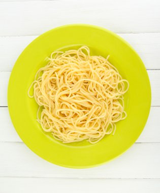 Tahta masadaki İtalyan spagettisi.