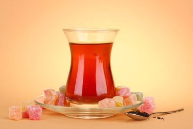 Türk çayı ve rahat lokum, bej renkli arka plan üzerinde bardak