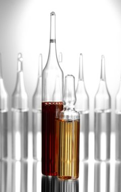 Gri arka planda tıbbi ampule