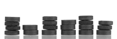 aktif karbon tabletleri üzerinde beyaz izole içinde