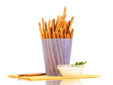 lezzetli kızarmış sopa üzerinde beyaz izole mor plastik kap içinde