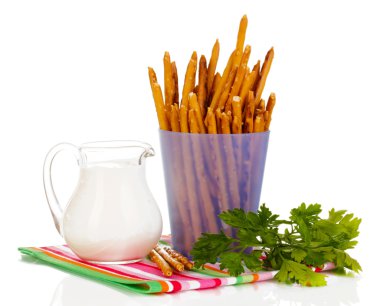 lezzetli kızarmış sopa üzerinde beyaz izole mor plastik kap içinde