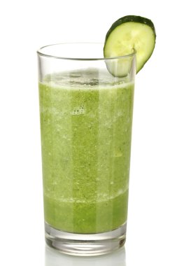 yeşil sebze suyu üzerinde beyaz izole