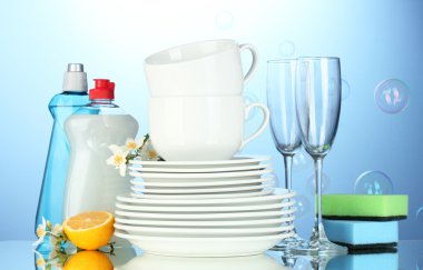 boş temiz tabak ve bardak bulaşık deterjanı, süngerler ve limon ile