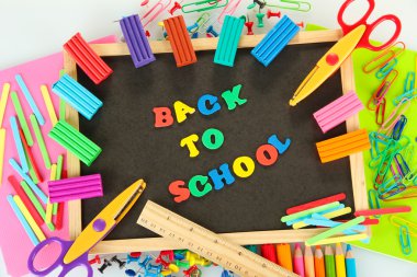 okul ile küçük yazı tahtası beyaz arka plan üzerinde sağlar. okula dönüş