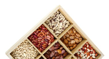 beyaz izole ahşap kutu bölümlerde çeşitli fasulye