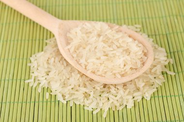 Bambu hasır üstünde tahta kaşık pilav