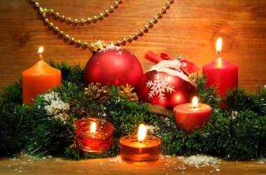 Ahşap arka planda güzel bir Noel kompozisyonu