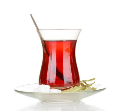 Beyaz üzerine izole edilmiş bir bardak Türk çayı