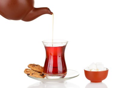 Türk çayı ve üzerinde beyaz izole çaydanlık bardak