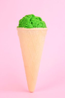 kivi dondurma waffle koni pembe bir arka plan üzerinde Kepçe
