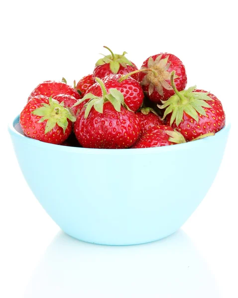 Süße reife Erdbeeren in Glasschale isoliert auf weiß — Stockfoto