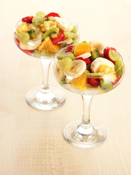 Salada de frutas frescas em mesa de madeira — Fotografia de Stock