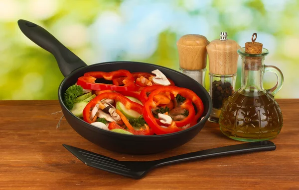 Sartén con verduras sobre fondo verde — Foto de Stock