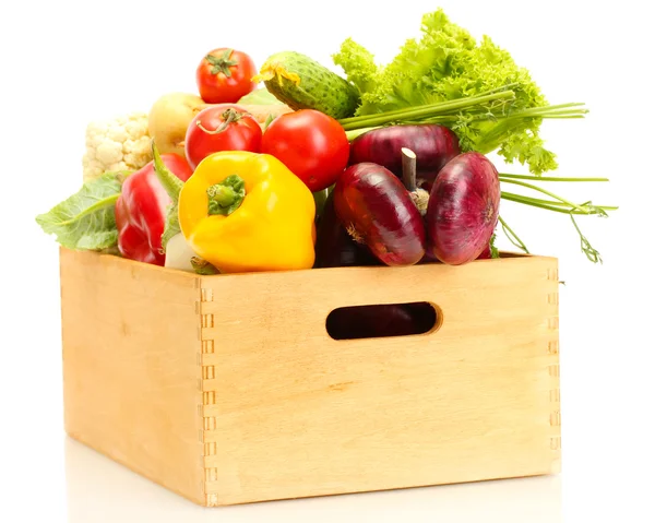 Verdure fresche in scatola di legno isolato su bianco — Foto Stock