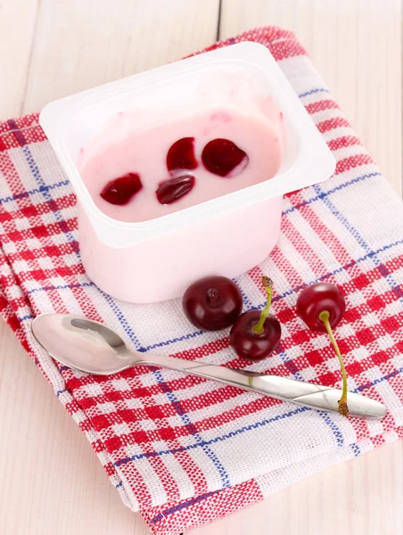 Yogur con cereza sobre fondo de madera —  Fotos de Stock