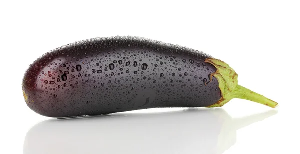Verse aubergine met waterdruppels op wit wordt geïsoleerd — Stockfoto